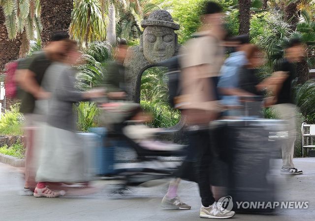 연휴 앞두고 붐비는 제주공항