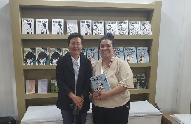 독자 나디아 씨와 사진 촬영하는 김금숙 작가