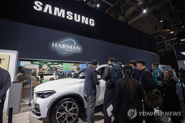 하만 전장사업 관람하는 CES 관람객