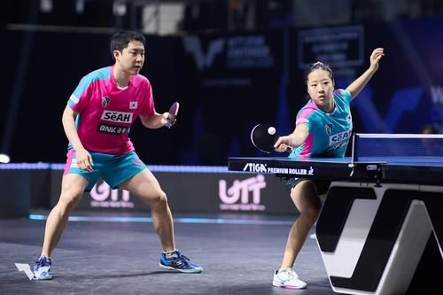 WTT 첸나이 혼합복식 우승을 합작한 신유빈(오른쪽)과 임종훈