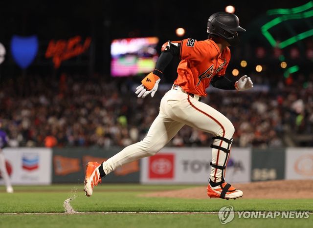 안타를 치고 1루로 달려가는 이정후