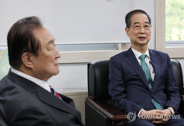 정대철 헌정회장 만난 한덕수 전 총리