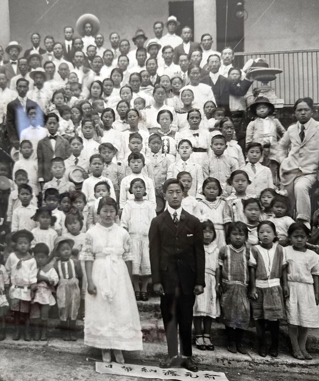 멕시코 한인이민박물관에 전시된 이친카브 농장 내 한인 사진 자료