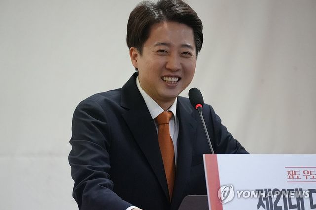 발언하는 이준석 후보