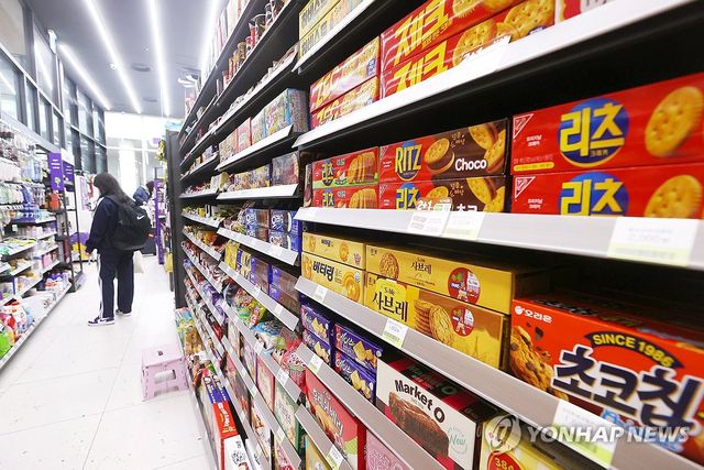 과자도 음료도 라면도 올라…편의점서 1천원짜리로 살 게 없다