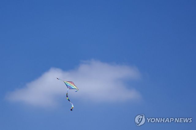 파란 하늘에 날리는 연