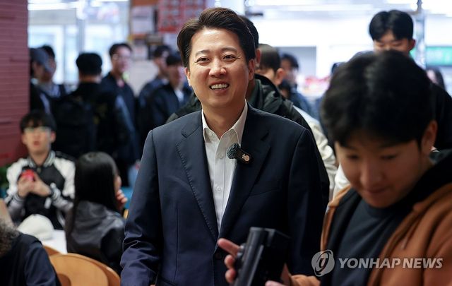 '학식 먹자 2탄' 외대 찾은 이준석 후보