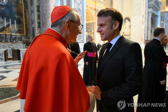 에마뉘엘 마크롱 대통령(오른쪽)과 피에트로 파롤린 교황청 국무원장