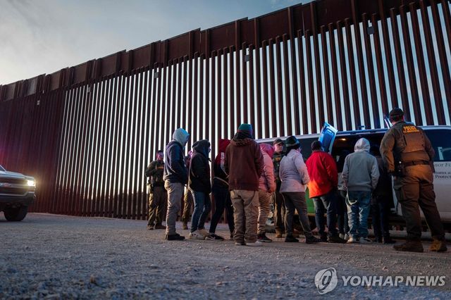 애리조나 국경에서 세관국경보호국 요원에 체포되는 밀입국자들