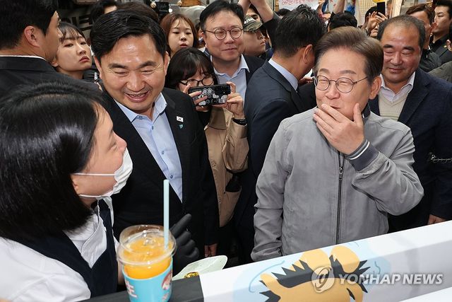 청년들이 개발한 '성게초콜릿' 맛보는 이재명 후보