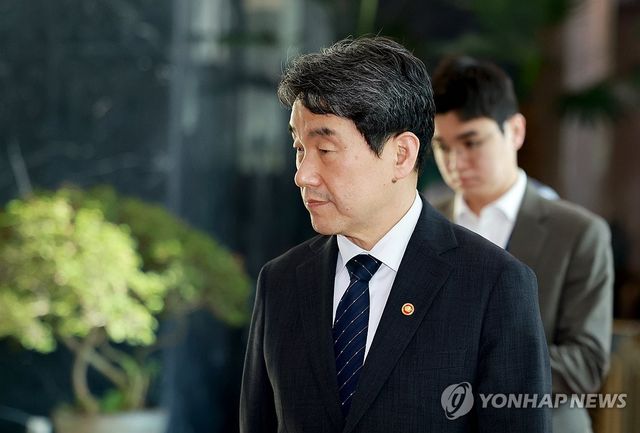 서울청사 출근하는 이주호 권한대행