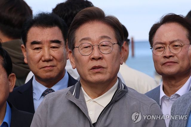 김문수 후보 선출 관련 질문에 답하는 이재명 후보