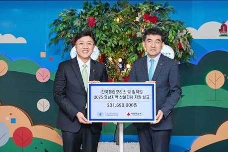 한국필립모리스가 사랑의열매에 2억여 원의 성금을 기부했다. 김주한 한국필립모리스 대외정책부분 전무(왼쪽)와 사랑의열매 황인식 사무총장.[한국필립모리스 제공]