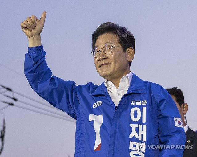 시민들 환호에 엄지들어 답하는 이재명 후보