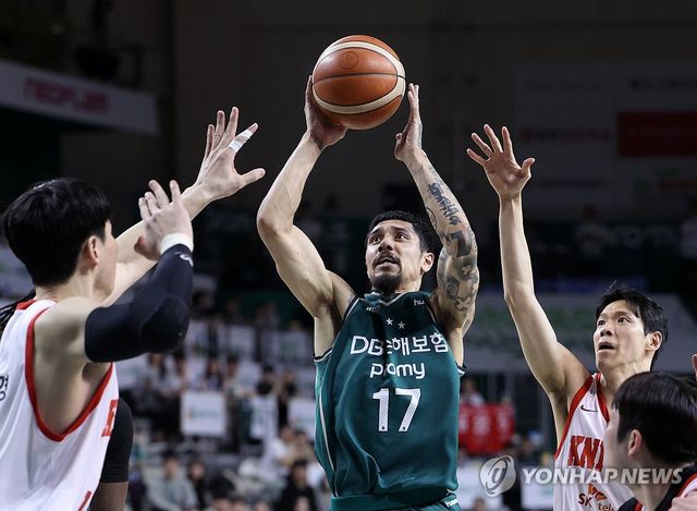 이선 알바노(가운데)