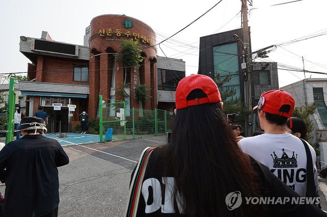 신촌동사전투표소 앞 '부정선거 감시'