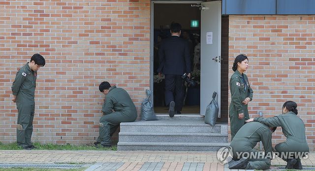 동료 잃고 오열하는 해군