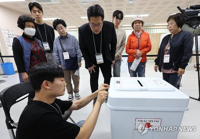 투표함 봉인 확인하는 참관단