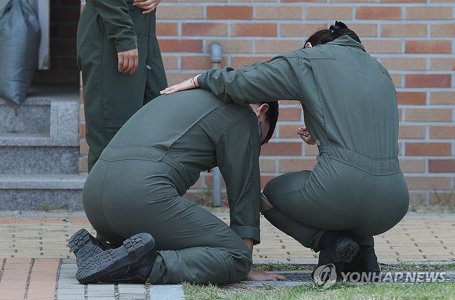 동료 잃고 오열하는 해군