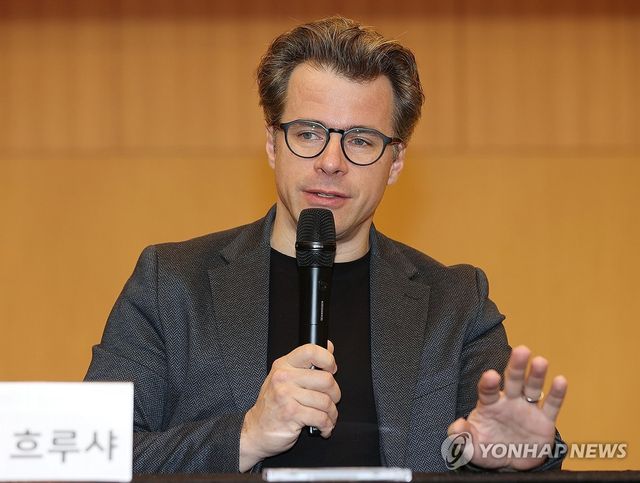 인사말하는 야쿠프 흐루샤