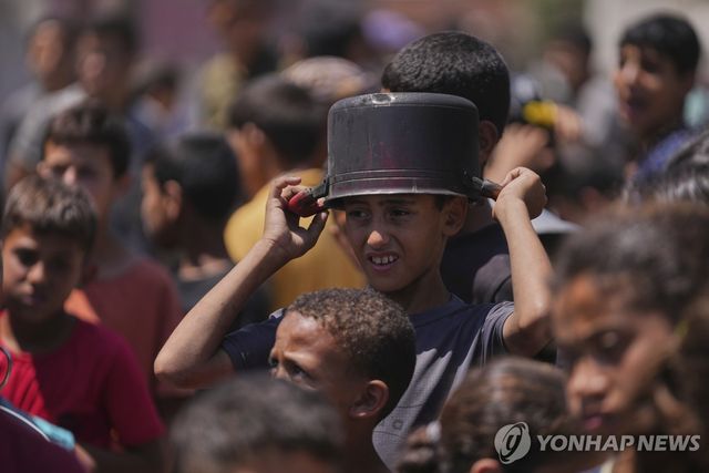 30일(현지시간) 가자지구에서 음식 배급 기다리는 어린이들