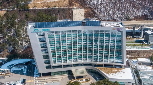 강원랜드 옥상에 설치된 태양광 발전설비