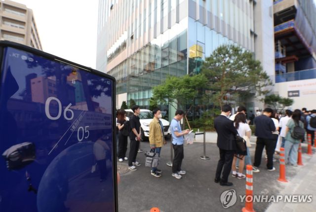 투표 순서 기다리는 유권자들