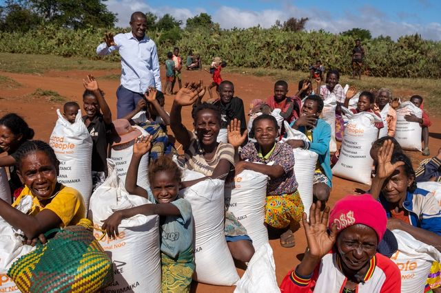 식량 받고 기뻐하는 마다가스카르 남부 주민들