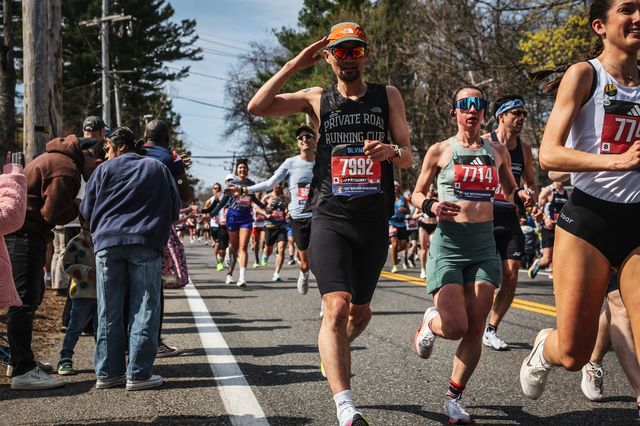 2025년 보스턴 마라톤에 출전한 김울프 작가. 초반 5㎞ 내리막 구간 
