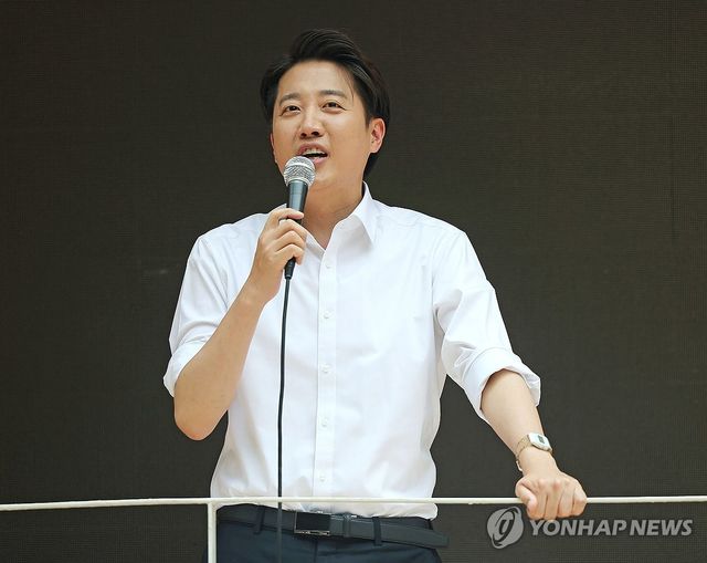 경의선숲길공원서 유세하는 이준석 후보