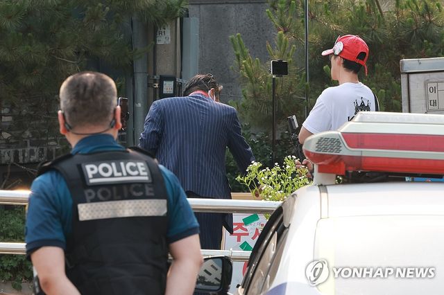 신촌동사전투표소 앞 '부정선거 감시단'