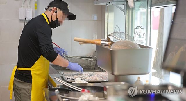 창원NC파크 재개장에 영업 준비하는 인근 상인