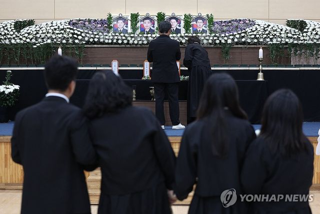 오열하는 순직 해군 유족