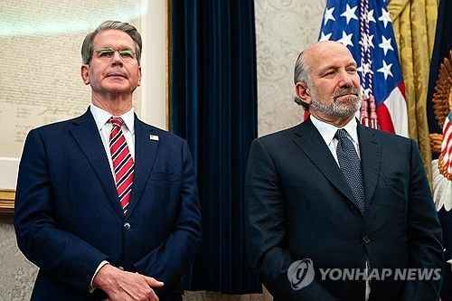 스콧 베선트 미 재무장관(왼쪽)과 하워드 러트닉 미 상무장관