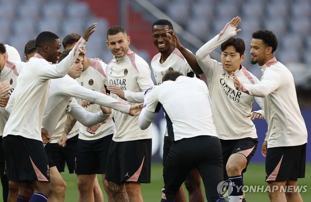 둉료들과 훈련 중인 이강인(오른쪽에서 두 번째).