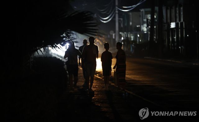 27일(현지시간) 정전된 쿠바 아바나 거리