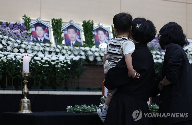 순직 해군 배웅하는 어린 아들