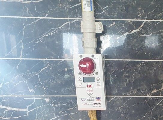 가스타이머 콕 설치된 가스관