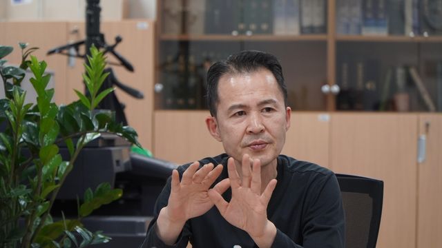 연합뉴스와 인터뷰 중인 송준영 씨
