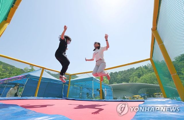 트램펄린서 노는 학생