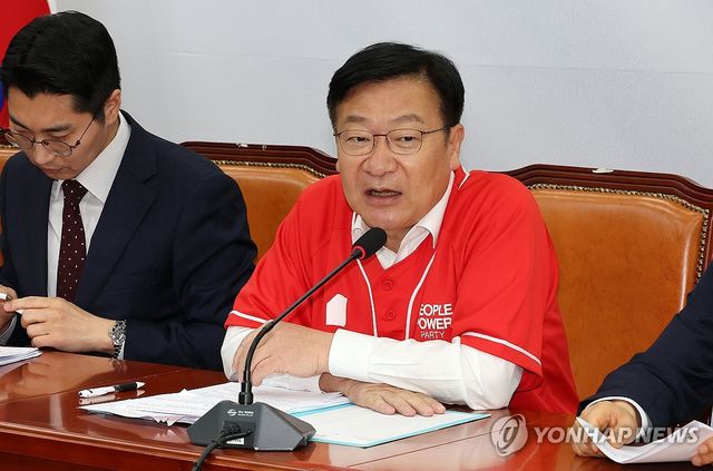 브리핑 하는 정점식 클린선거본부장