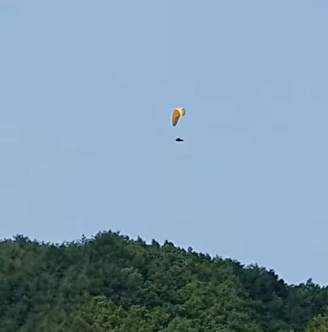 설악산국립공원 상공에 뜬 패러글라이딩