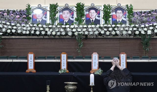 순직 해군 영정 앞 결혼반지와 명찰