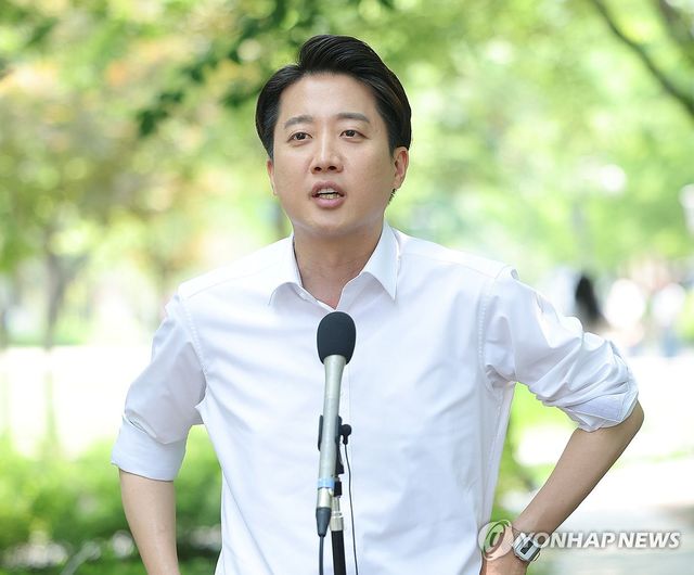 취재진 질문에 답하는 이준석 후보