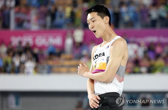 아쉬워하는 우상혁