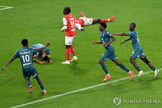 희비가 엇갈린 메스와 랭스 선수들.