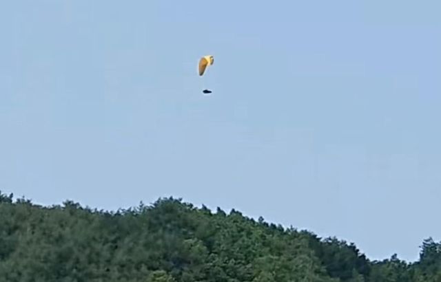 설악산국립공원 상공에 뜬 패러글라이딩