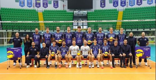 이탈리아 몬차 선수단. 이우진은 앞줄 오른쪽에서 4번째.