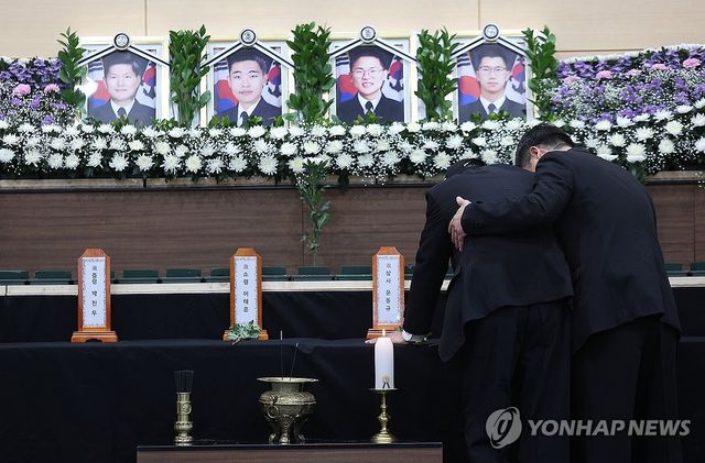 오열하는 순직 해군 유족