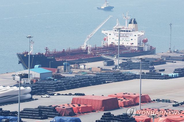 쌓여 있는 철강 제품